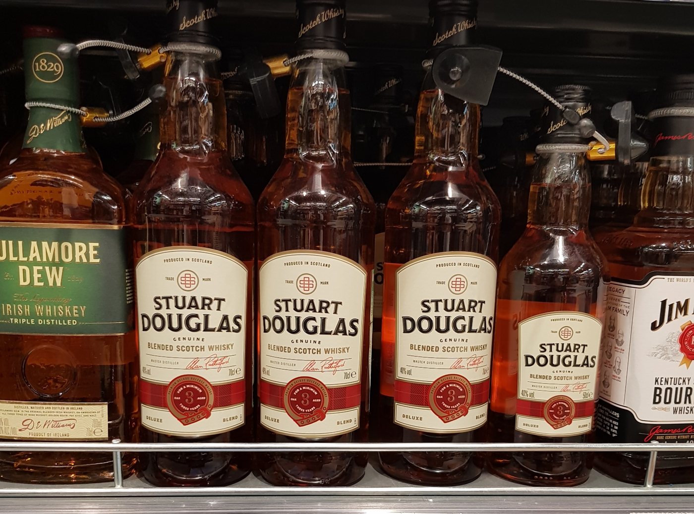 Бутылки Stuart Douglas 0,7 и 0,5 л на полке магазина